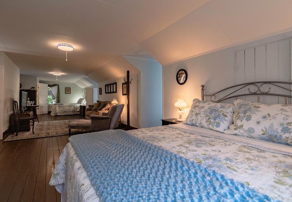 3 bedrooms, Egyptian cotton sheets, premium bedding, memory foam beds