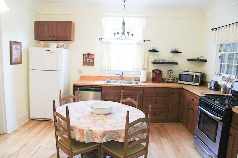 Full-size fridge, microwave, oven, stovetop