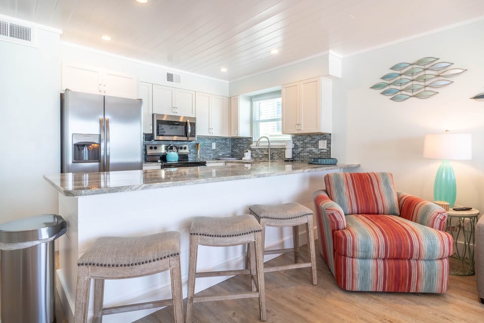 Condo, 1 Bedroom | Private kitchen | Microwave, stovetop, dishwasher, cookware/dishes/utensils