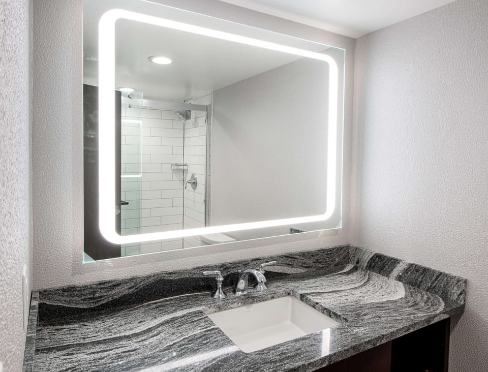 Combined shower/tub, free toiletries, hair dryer, towels