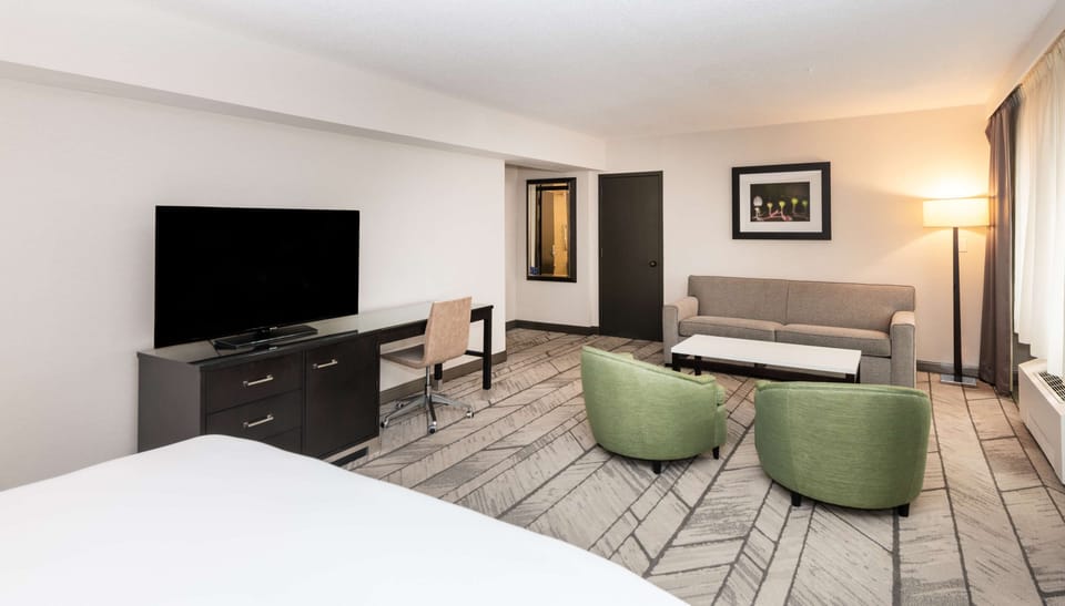 Junior Suite, 1 King Bed | Premium bedding, in-room safe, desk, laptop workspace