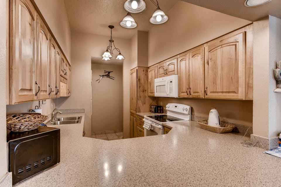 Condo, 3 Bedrooms | Private kitchen | Fridge, microwave, oven, dishwasher