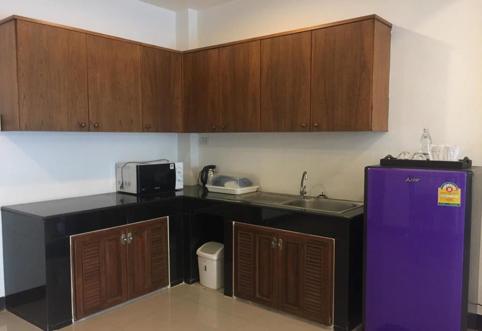 Suite | Private kitchenette | Fridge