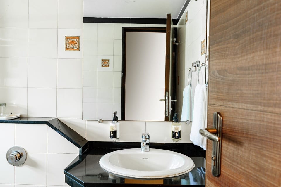 Deluxe Room | Bathroom sink