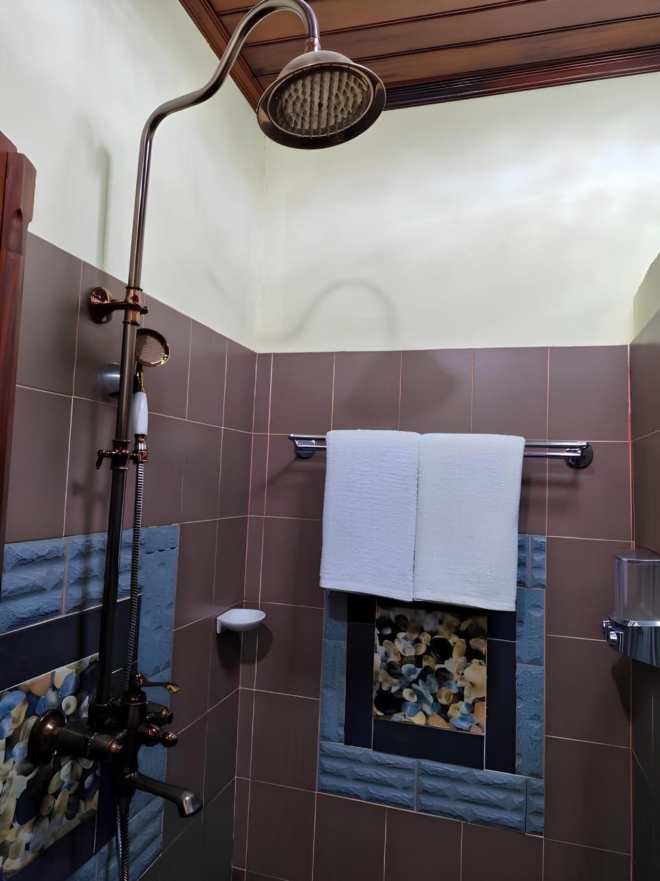 Deluxe Twin Room  | Bathroom | Shower, hydromassage showerhead, free toiletries, soap