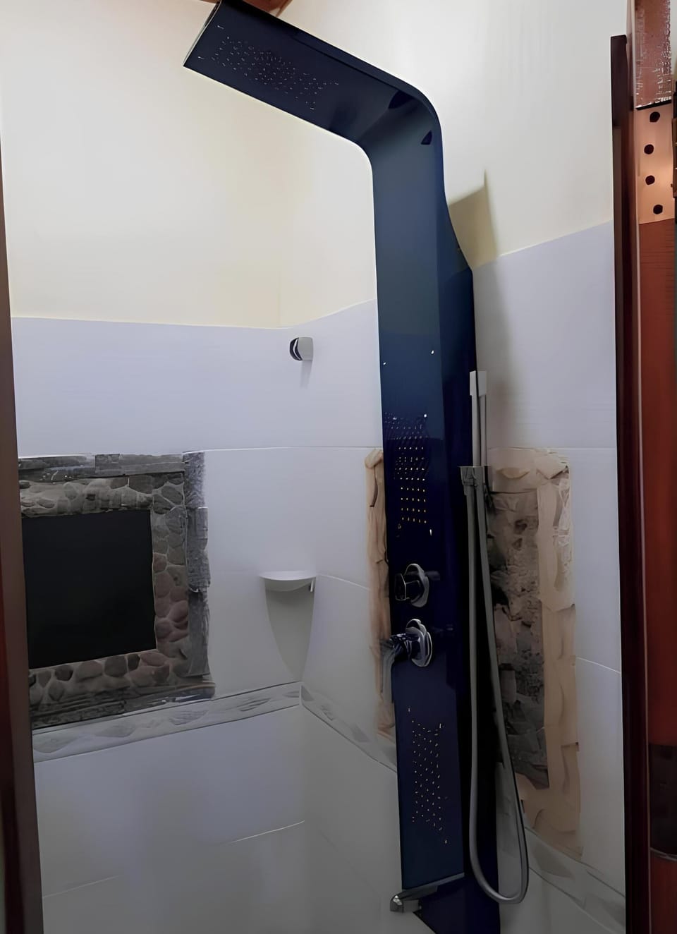 Deluxe Double Room  | Bathroom | Shower, hydromassage showerhead, free toiletries, soap