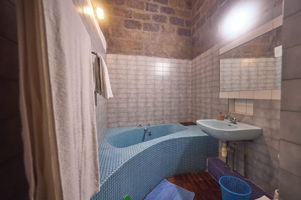 Executive Double Room | Bathroom | Shower, rainfall showerhead, free toiletries, slippers