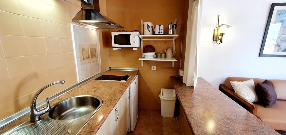 Classic Apartment, Multiple Beds, Kitchen, Poolside | Private kitchen | Fridge, microwave, stovetop, electric kettle