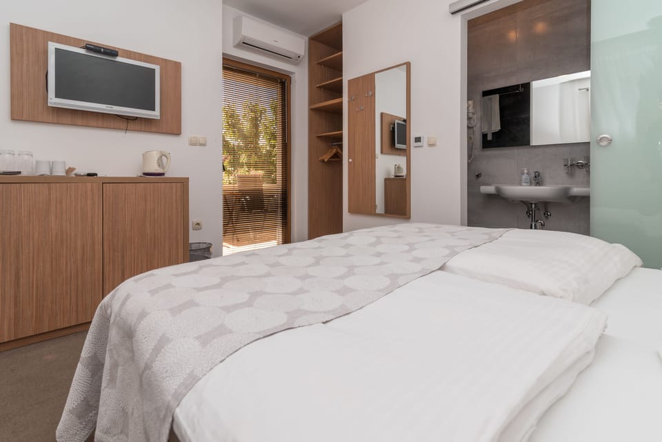 Double or Twin Room | Soundproofing, free WiFi, bed sheets