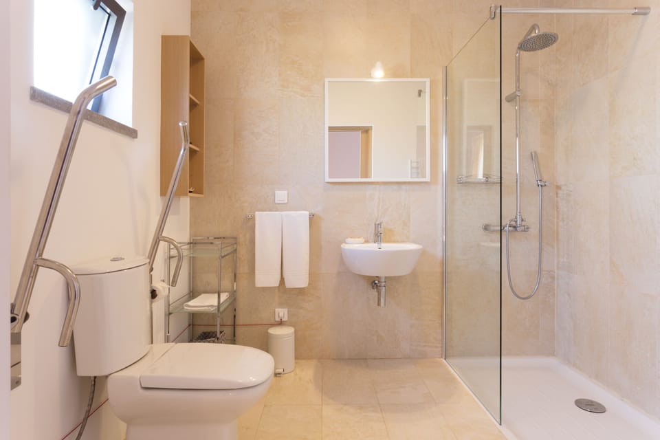 Twin Room | Bathroom | Free toiletries, hair dryer, bathrobes, slippers