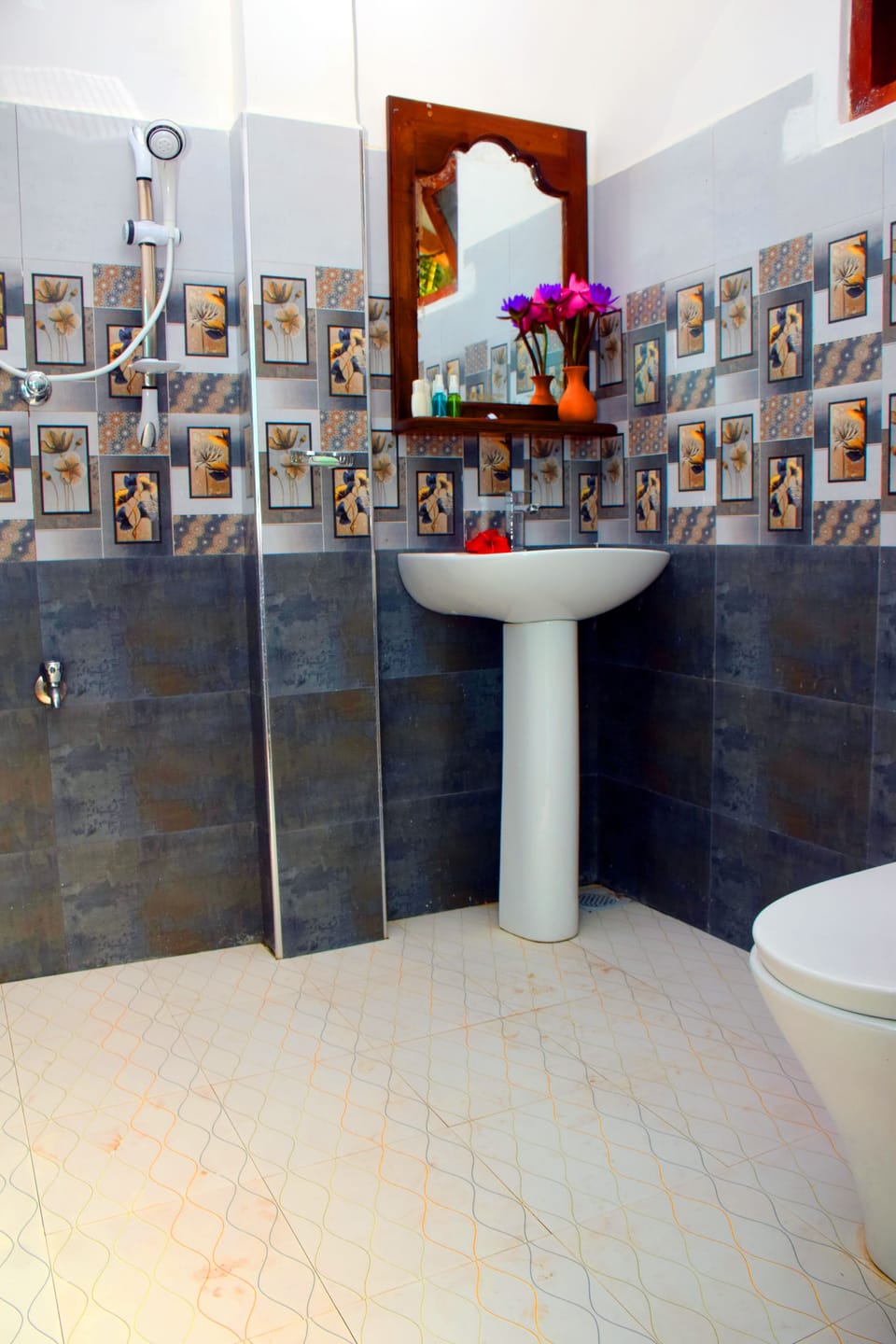 Shower, rainfall showerhead, free toiletries, hair dryer