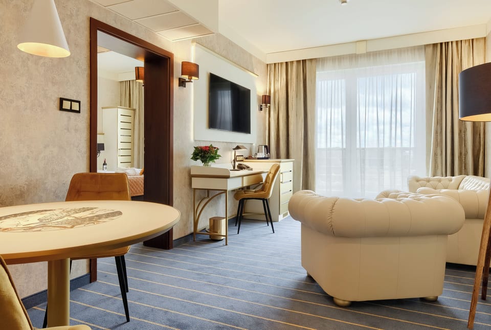 Junior Suite | Premium bedding, in-room safe, desk, laptop workspace