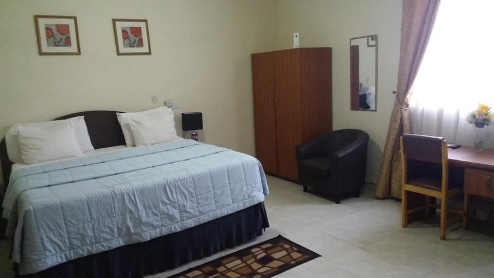 Deluxe Room, 1 Queen Bed | In-room safe, desk, WiFi (free), bed sheets