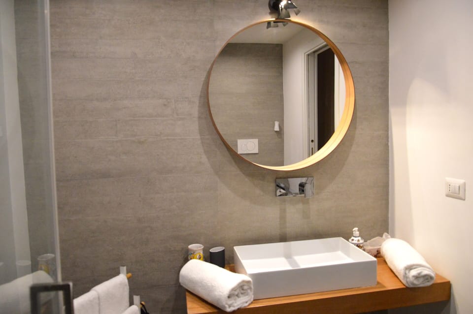 Premium Double Room | Bathroom | Shower, rainfall showerhead, free toiletries, hair dryer