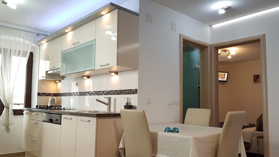 Comfort Apartment, 1 Bedroom | Private kitchenette | Fridge, stovetop, electric kettle, cookware/dishes/utensils