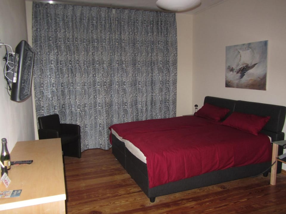 Minibar, desk, blackout drapes, soundproofing