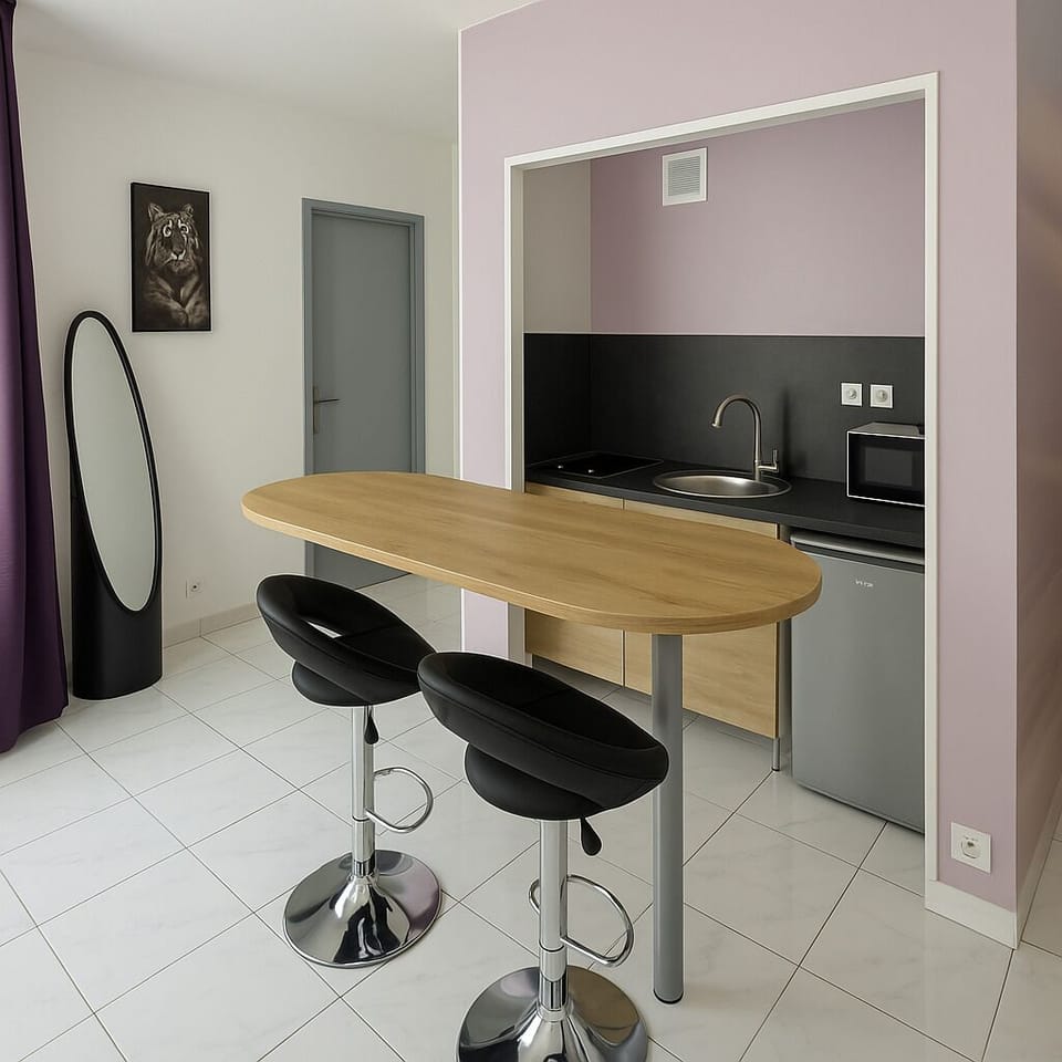 Studio | Private kitchenette | Microwave