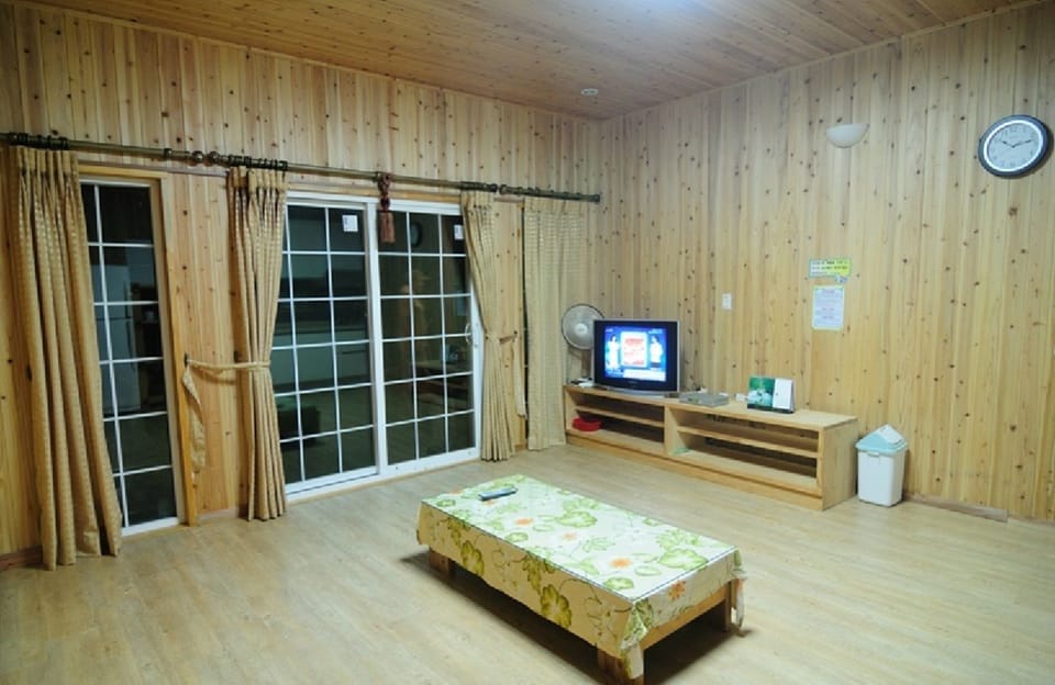 Deluxe Room (B) | Living area | Flat-screen TV