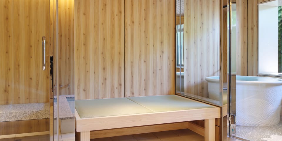 Deluxe Suite with Spa Bath 102 | Bathroom | Separate tub and shower, deep soaking tub, rainfall showerhead