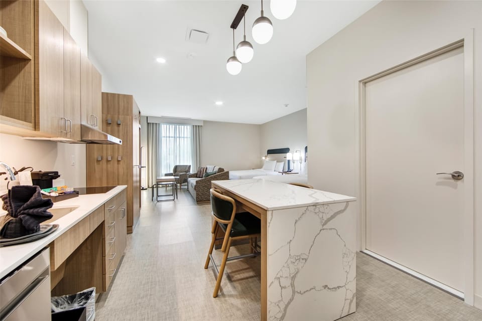 Full-size fridge, microwave, stovetop, dishwasher