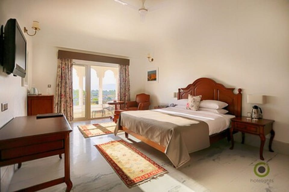 Superior Room with Balcony | Bathroom | Shower, free toiletries, hair dryer, towels