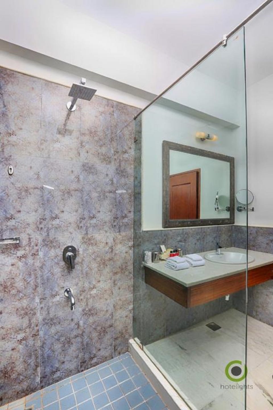 Deluxe Room | Bathroom | Shower, free toiletries, hair dryer, towels