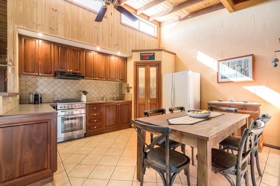 Deluxe 4 Bedroom House with Tri-Bunk Bed and Beach Views | In-room dining