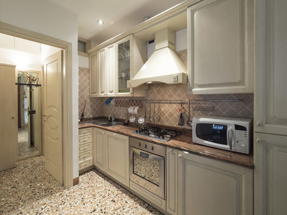 Apartment, 1 Bedroom | Private kitchen | Full-size fridge, microwave, oven, stovetop