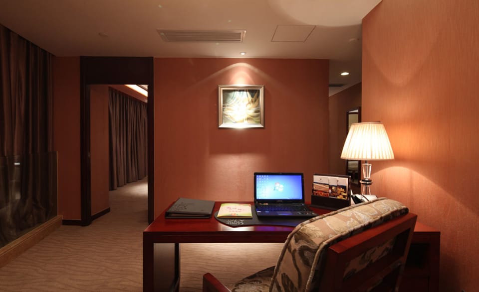 Deluxe Suite with View | Room amenity