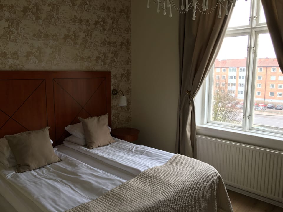 Standard Twin Room, Private Bathroom | Desk, blackout drapes, iron/ironing board, free WiFi