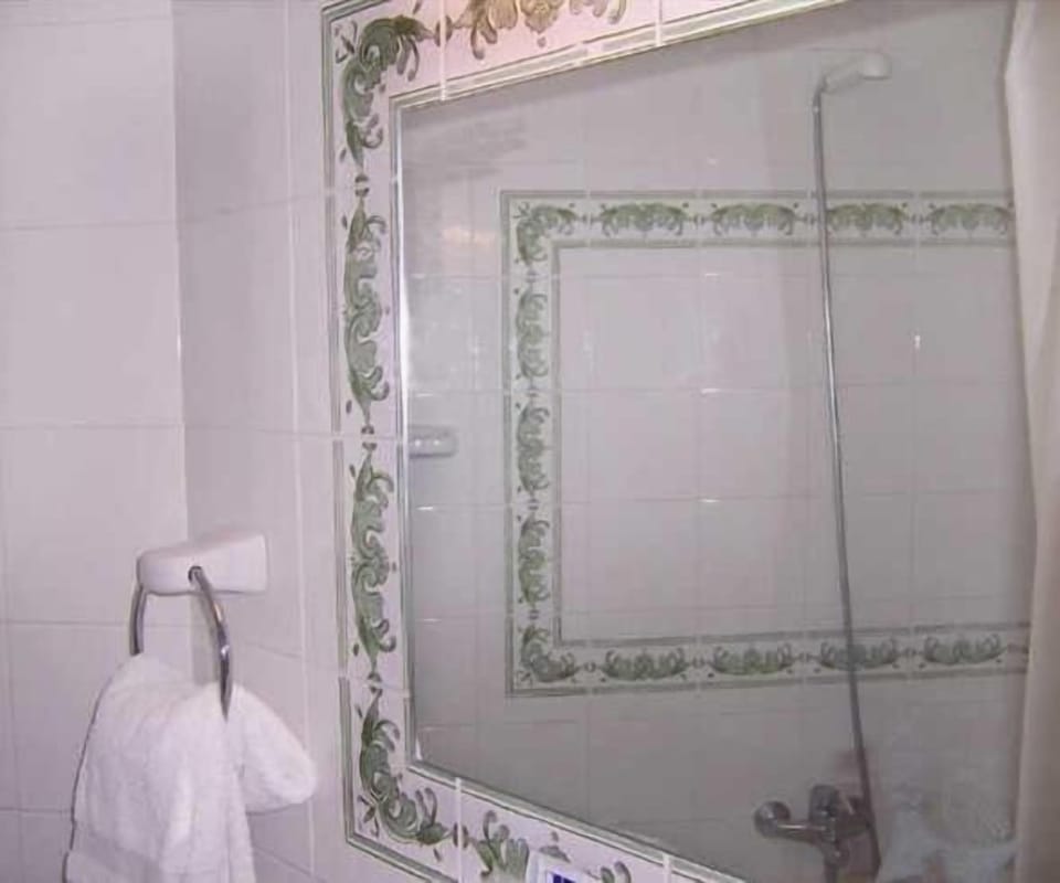 Deep soaking tub, free toiletries, hair dryer, towels
