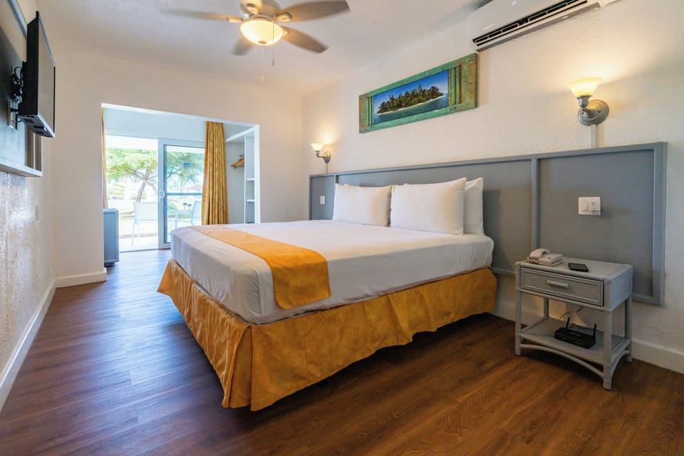 Superior Room, 1 King Bed | Blackout drapes, iron/ironing board (on request), bed sheets