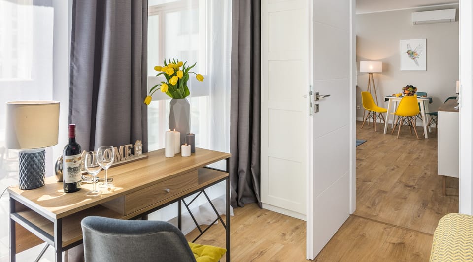 Grand Apartment | Premium bedding, desk, soundproofing, iron/ironing board