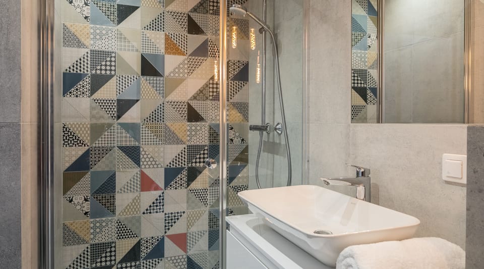 Deluxe Apartment | Bathroom | Shower, free toiletries, hair dryer, towels