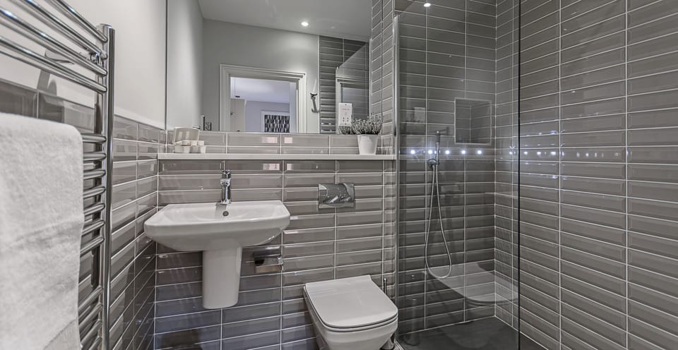Room - Pigeon's Loft | Bathroom | Shower, designer toiletries, hair dryer, bathrobes