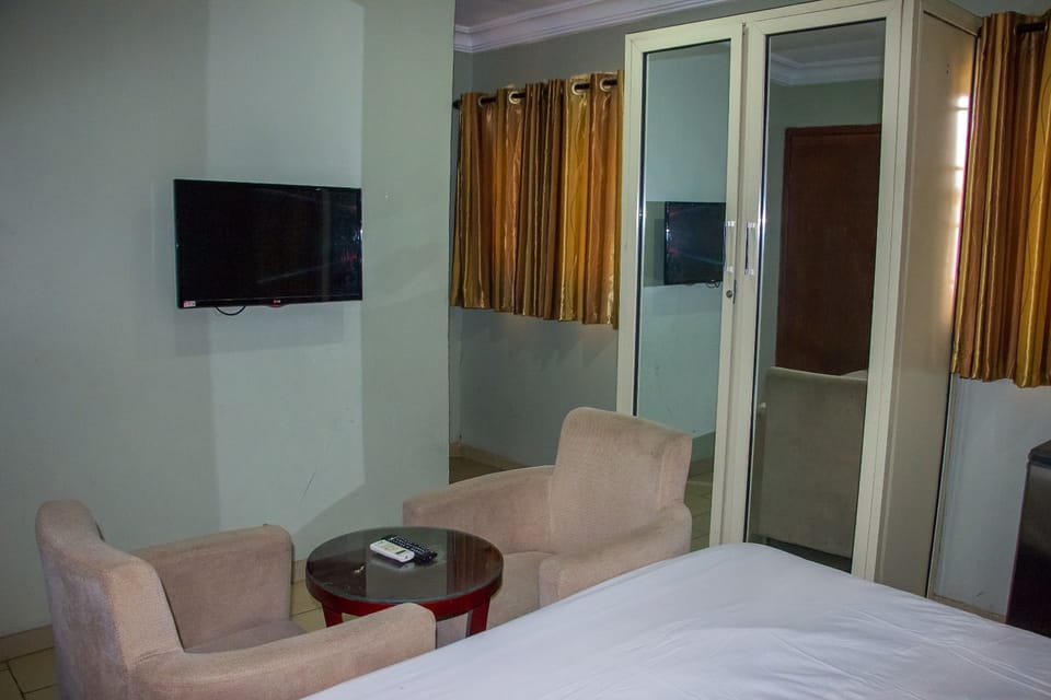Hypo-allergenic bedding, desk, free internet, bed sheets