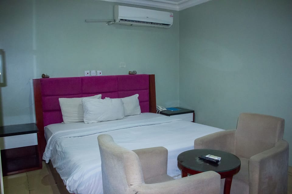 Hypo-allergenic bedding, desk, free internet, bed sheets