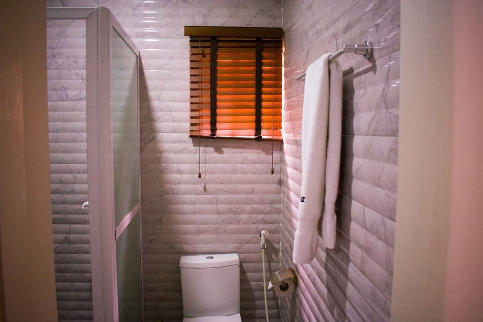 Bathtub, free toiletries, towels, soap