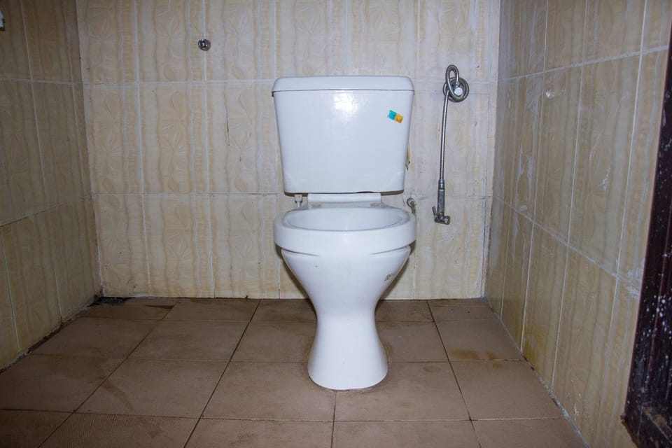 Shower, rainfall showerhead, free toiletries, towels