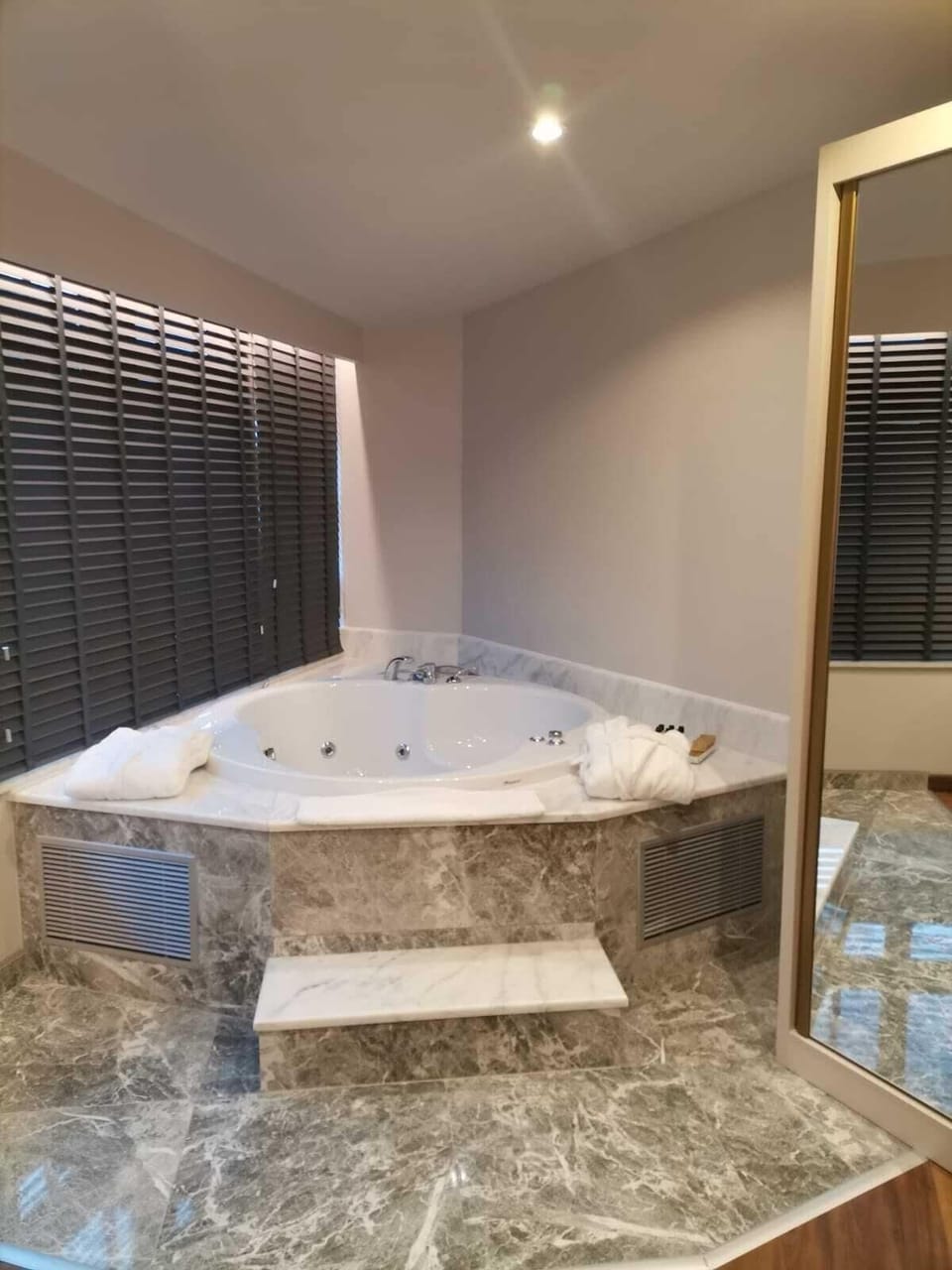 Superior Suite Room with Sea View | Jetted tub
