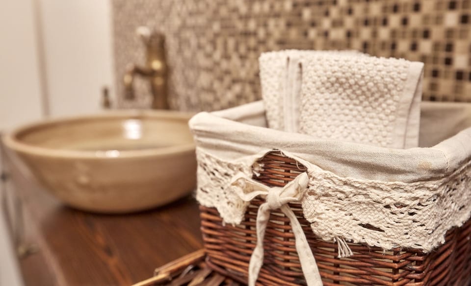 Traditional House | Bathroom | Shower, free toiletries, hair dryer, towels