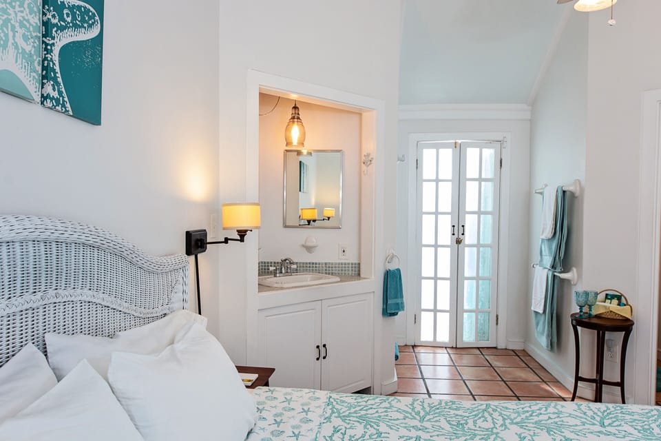 Premium Room, 1 King Bed, Balcony, Harbor View | Premium bedding, in-room safe, individually decorated