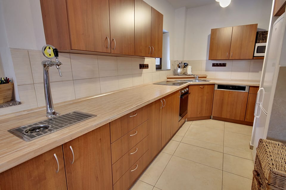 Comfort Chalet, 4 Bedrooms, Non Smoking, Garden View | Private kitchen | Full-size fridge, microwave, oven, stovetop