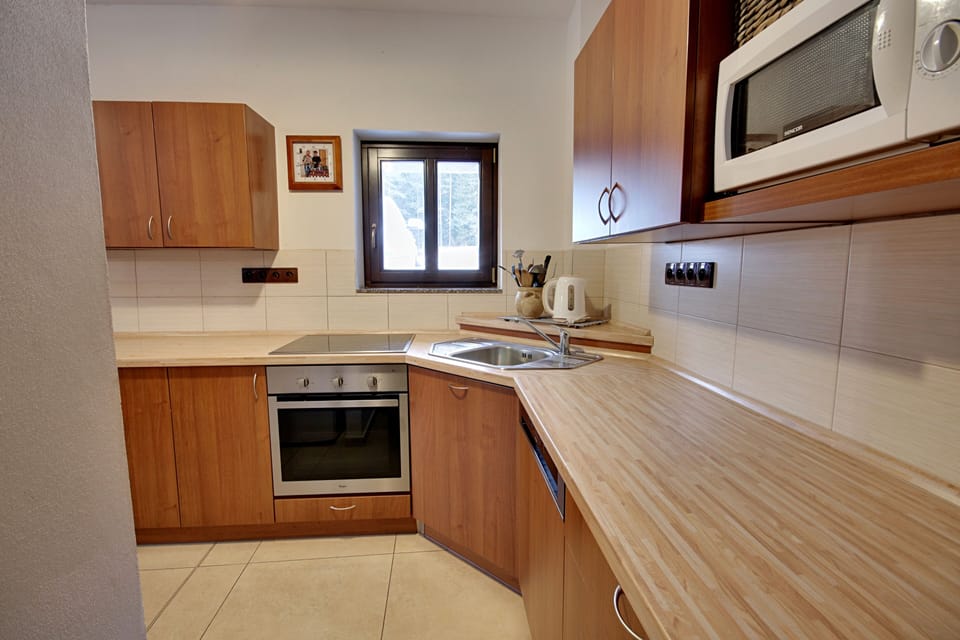 Comfort Chalet, 4 Bedrooms, Non Smoking, Garden View | Private kitchen | Full-size fridge, microwave, oven, stovetop