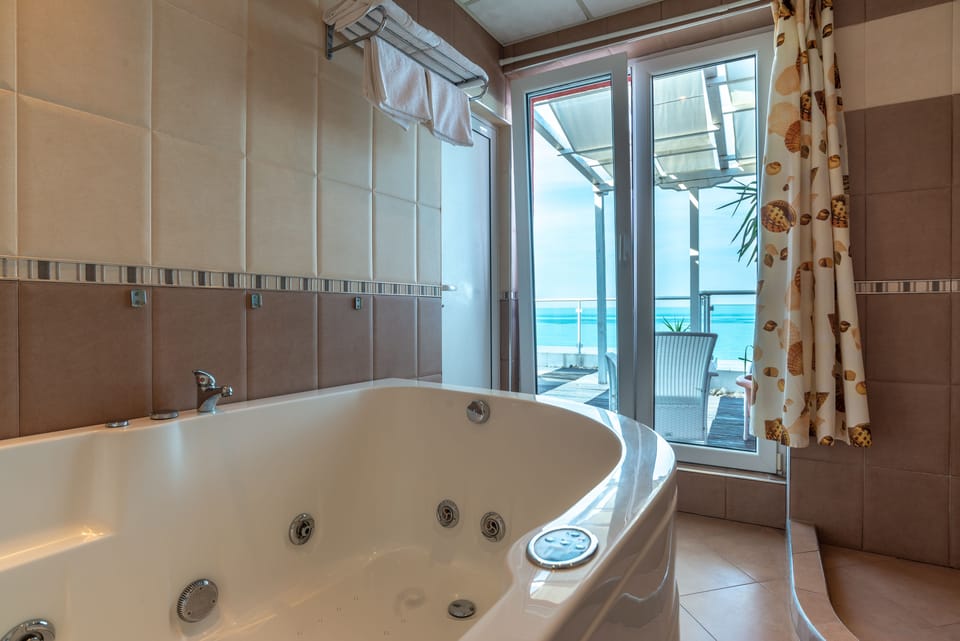Panoramic Apartment, 1 Bedroom, Hot Tub | Bathroom | Shower, hair dryer, towels