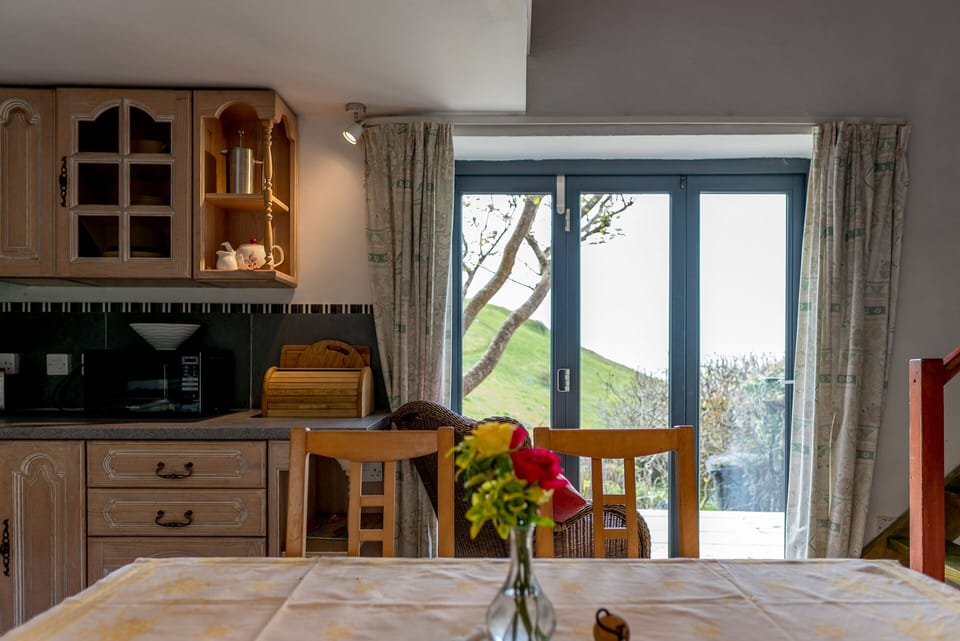 Deluxe Cottage, Private Bathroom, Sea View | Private kitchen