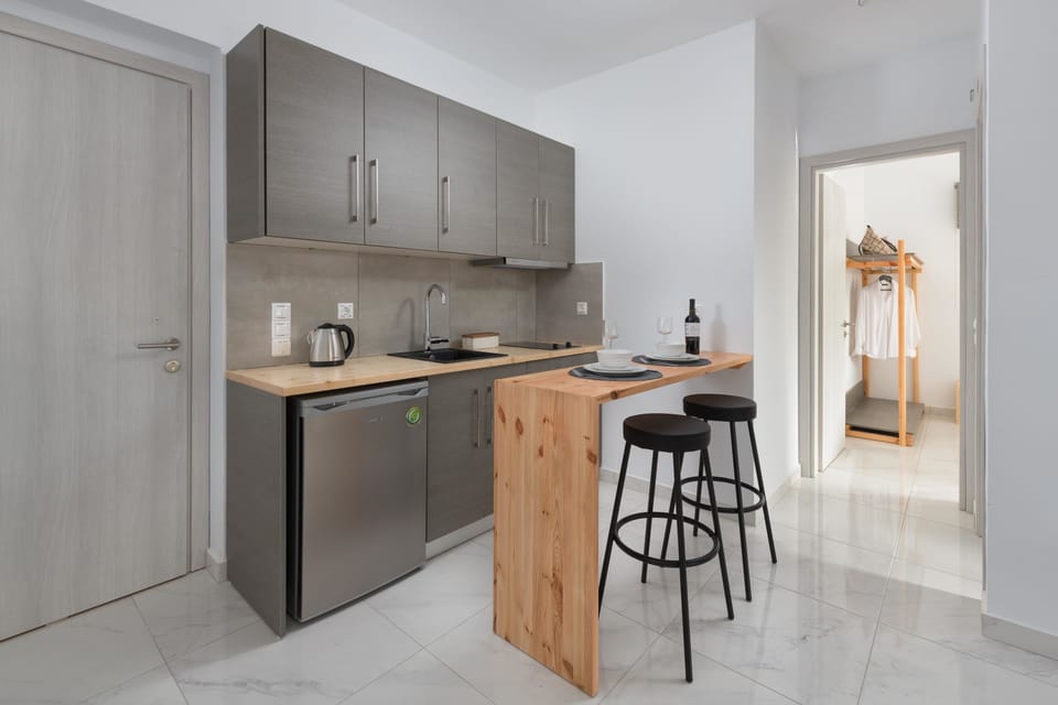 Fridge, stovetop, electric kettle, toaster
