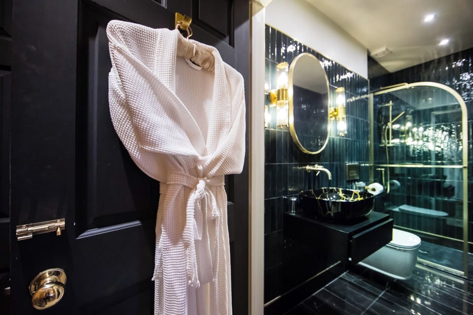 Superior Room (Harkerside) - Ensuite | Soundproofing, iron/ironing board, free WiFi, bed sheets