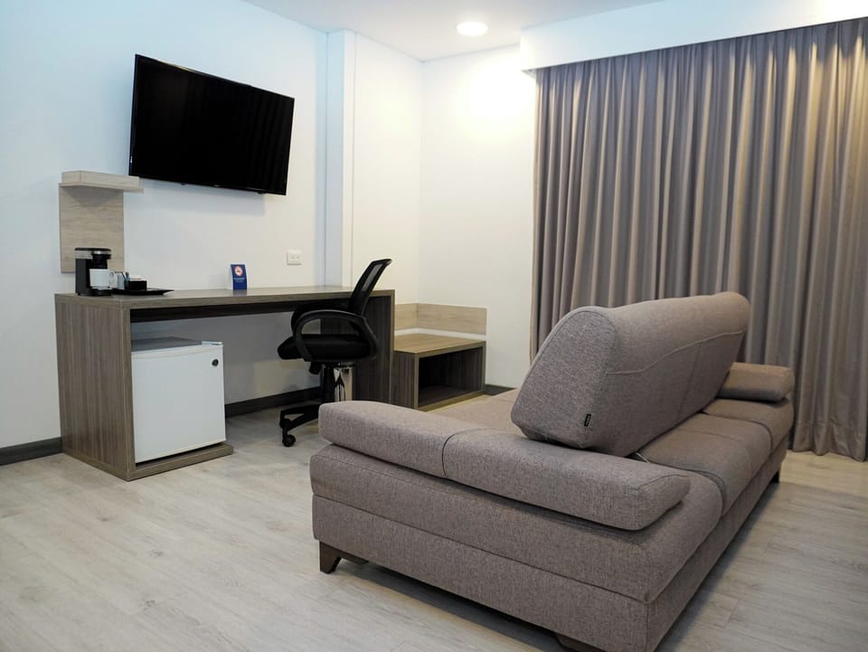 Junior Studio Suite | Minibar, in-room safe, desk, laptop workspace