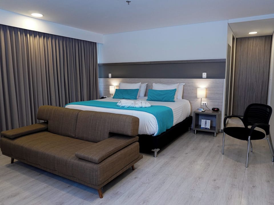 Junior Studio Suite | Minibar, in-room safe, desk, laptop workspace